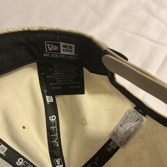 Boston Celtics New Era 2023/2024 NBA Champions 9FIFTY Locker Room Snapback Hat - Picture 7 of 9